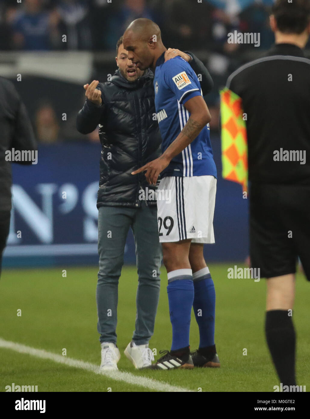 Gelsenkirchen (Germania). Xxi gen, 2018. Gelsenkirchen, Germania il 21 gennaio 2018, Bundesliga giornata 19, FC Schalke 04 v Hannover 96: Manager Domenico Tedesco (Schalke, L) talkes a Naldo. Credito: Juergen schwarz/Alamy Live News Foto Stock