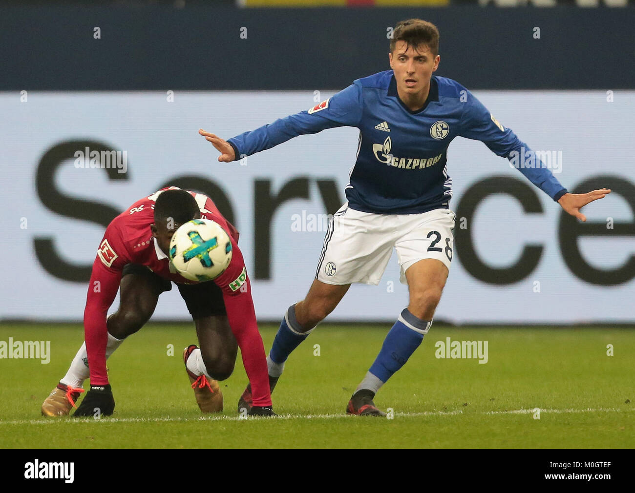 Gelsenkirchen (Germania). Xxi gen, 2018. Gelsenkirchen, Germania il 21 gennaio 2018, Bundesliga giornata 19, FC Schalke 04 v Hannover 96: Affrontare Ihlas Bebou (Hannover, L) vs Alessandro Andre Schoepf (Schalke). Credito: Juergen schwarz/Alamy Live News Foto Stock