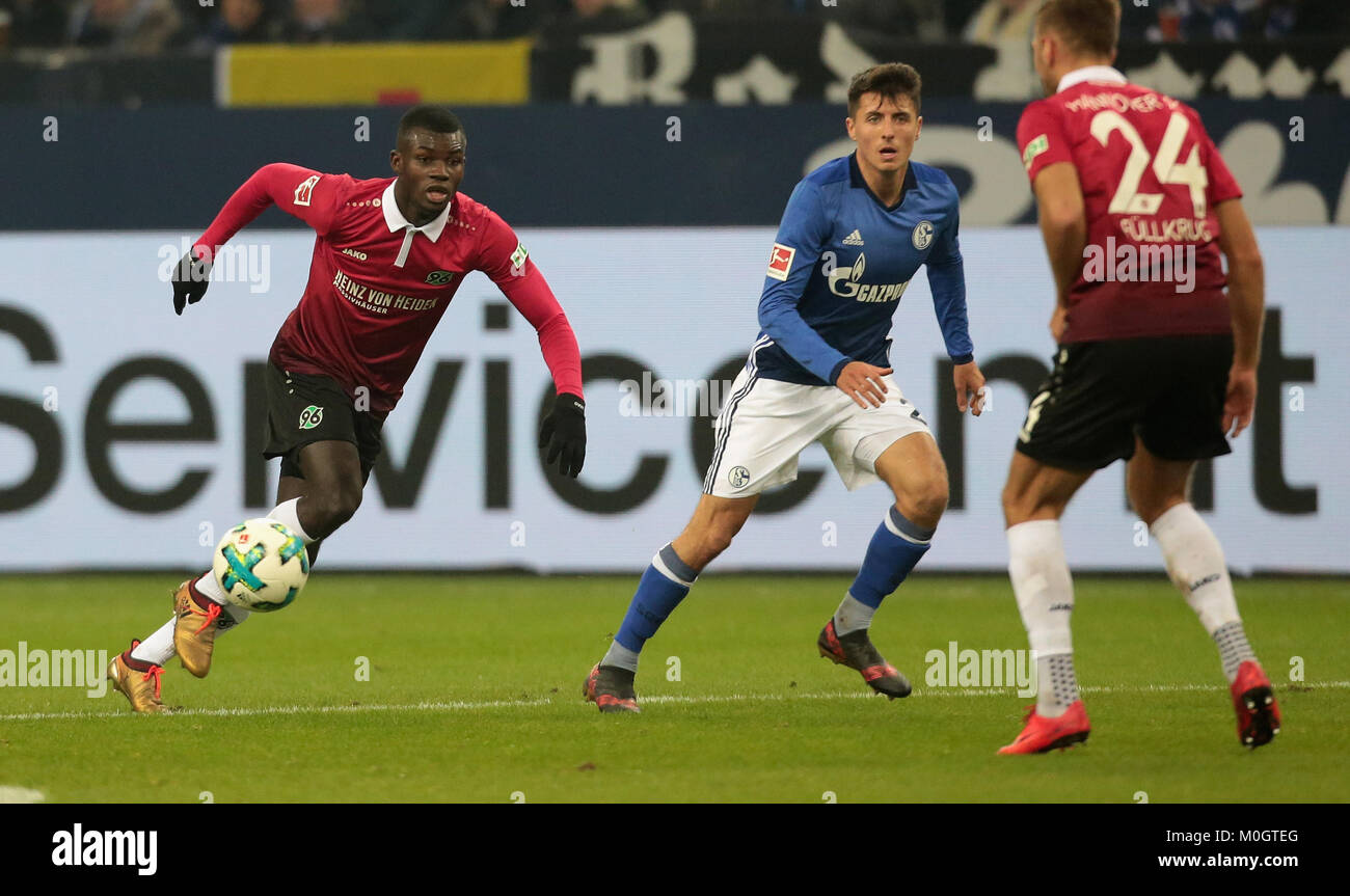 Gelsenkirchen (Germania). Xxi gen, 2018. Gelsenkirchen, Germania il 21 gennaio 2018, Bundesliga giornata 19, FC Schalke 04 v Hannover 96: Affrontare Ihlas Bebou (Hannover, L) vs Alessandro Andre Schoepf (Schalke). Credito: Juergen schwarz/Alamy Live News Foto Stock