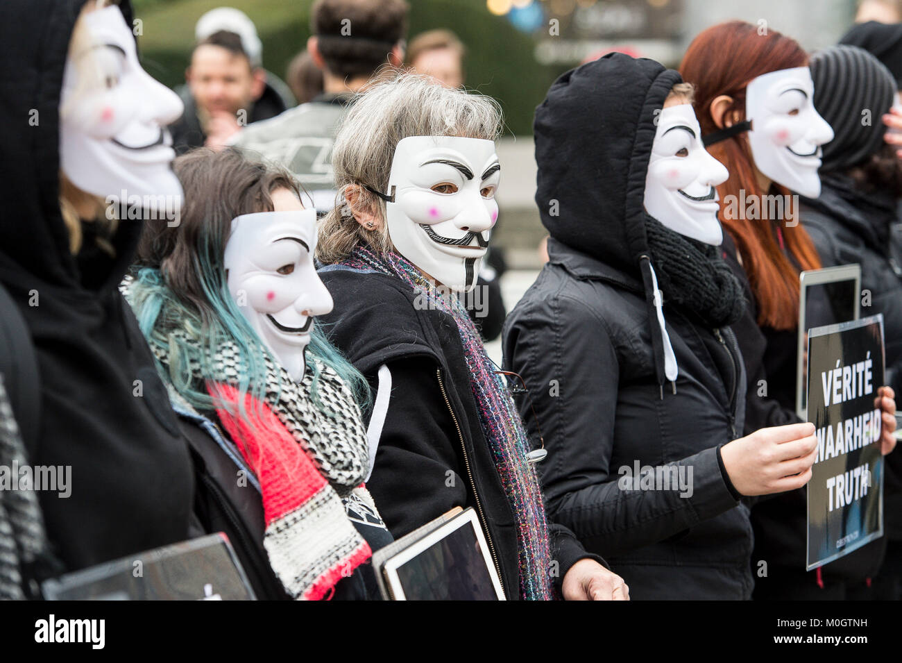 Bruxelles, Belgio. Il 22 gennaio, 2018. Ambiente e animali pro attivisti di diversi paesi dell'UE tenere la protesta contro la distanza lungo il trasporto di animali vivi in trimestri dell'UE a Bruxelles, in Belgio il 22.01.2018 da Wiktor Dabkowski | Utilizzo di credito in tutto il mondo: dpa/Alamy Live News Foto Stock