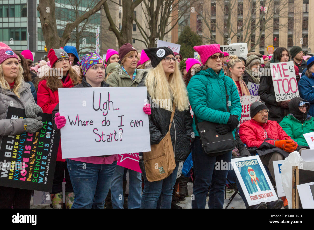 Lansing, Michigan STATI UNITI D'America - 21 Gennaio 2018 - Il primo anniversario delle donne del marzo a Washington che aveva protestato per l inaugurazione del presidente Donald Trump, le donne hanno marciato in diverse città in tutto il paese per incoraggiare le donne a votare per le alternative nelle 2018 elezioni di mid-term. Circa 5 mila si sono stretti al Michigan State Capitol. Credito: Jim West/Alamy Live News Foto Stock