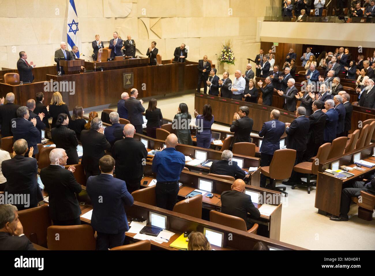 Gerusalemme, posteriore) parla di una speciale sessione plenaria presso la Knesset in Gerusalemme. Il 22 gennaio, 2018. Stati Uniti Vice Presidente Mike pence (2a L, posteriore) parla di una speciale sessione plenaria presso la Knesset in Gerusalemme, il 22 gennaio 2018. Stati Uniti Vice Presidente Mike Pence indirizzata alla Knesset, Israele il parlamento, lunedì, dando un forte pro-discorso israeliano e promettente il controverso delocalizzazione dell'AMBASCIATA DEGLI STATI UNITI da Tel Aviv a Gerusalemme dovrebbe essere completata in meno di due anni. Credito: JINI/Emil Salman/Xinhua/Alamy Live News Foto Stock