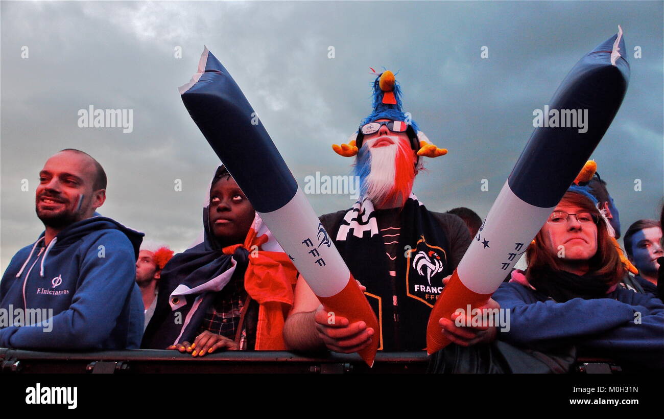 I tifosi di calcio frequentare la radiodiffusione pubblica in piazza Bellecour, Lione, Francia Foto Stock