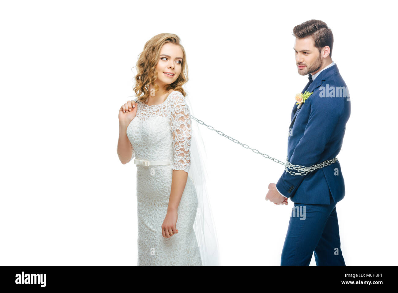 Giovane sposa sposo di contenimento sulla catena isolato su bianco Foto Stock