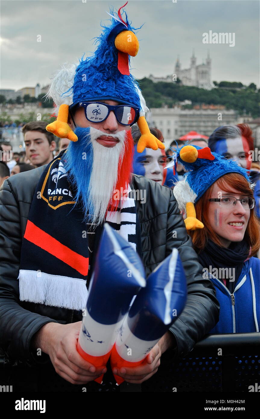 I tifosi di calcio frequentare la radiodiffusione pubblica in piazza Bellecour, Lione, Francia Foto Stock