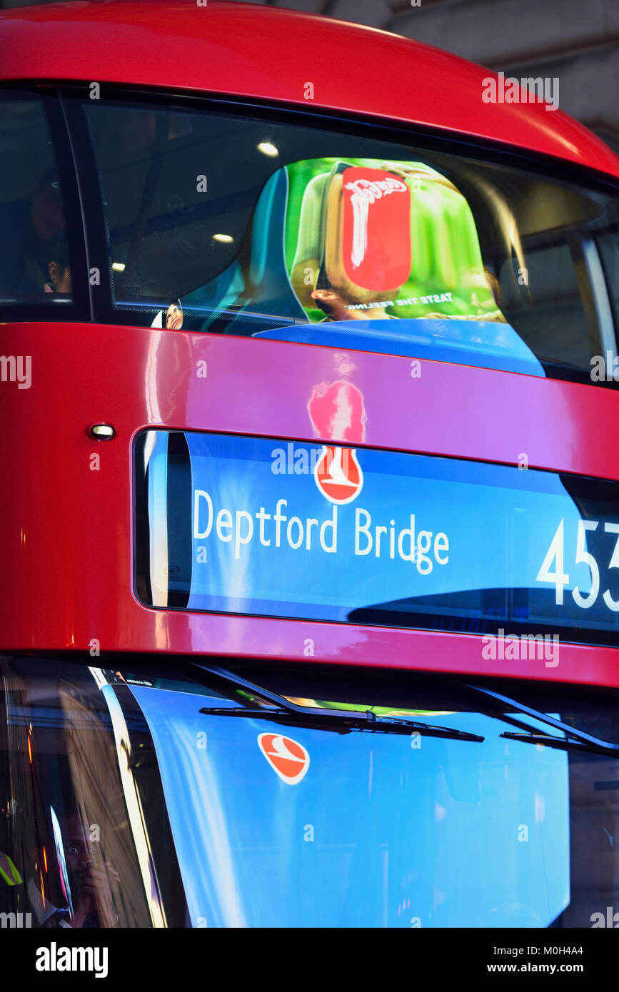 Red Double-decker Bus, Piccadilly Circus, London, Regno Unito Foto Stock