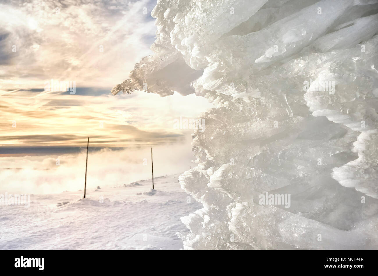 Il ghiaccio naturale formazione al tramonto, abstract sfondo inverno, profondità di campo. Foto Stock