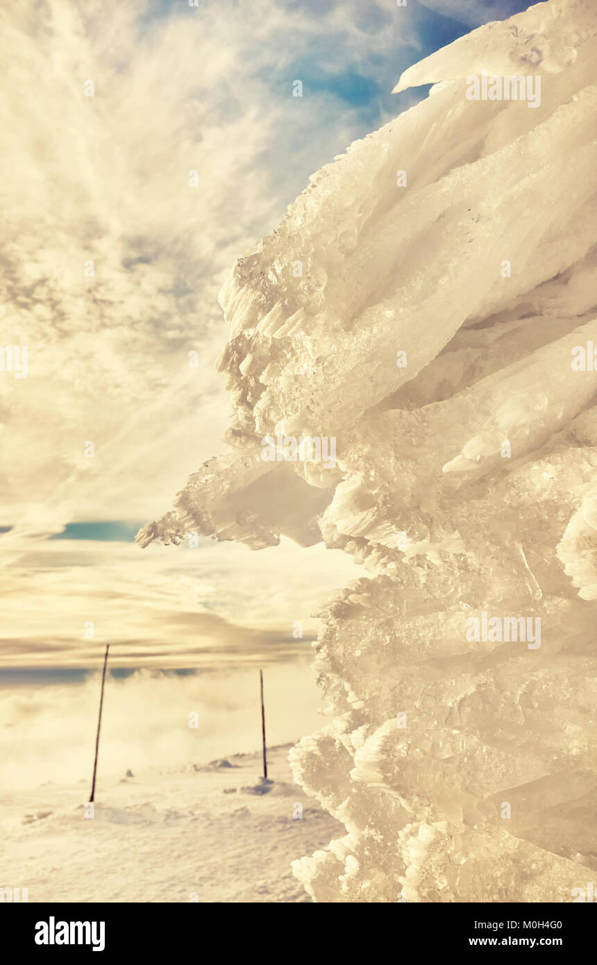 Il ghiaccio naturale formazione, dai toni di colore astratti sfondo inverno, profondità di campo. Foto Stock
