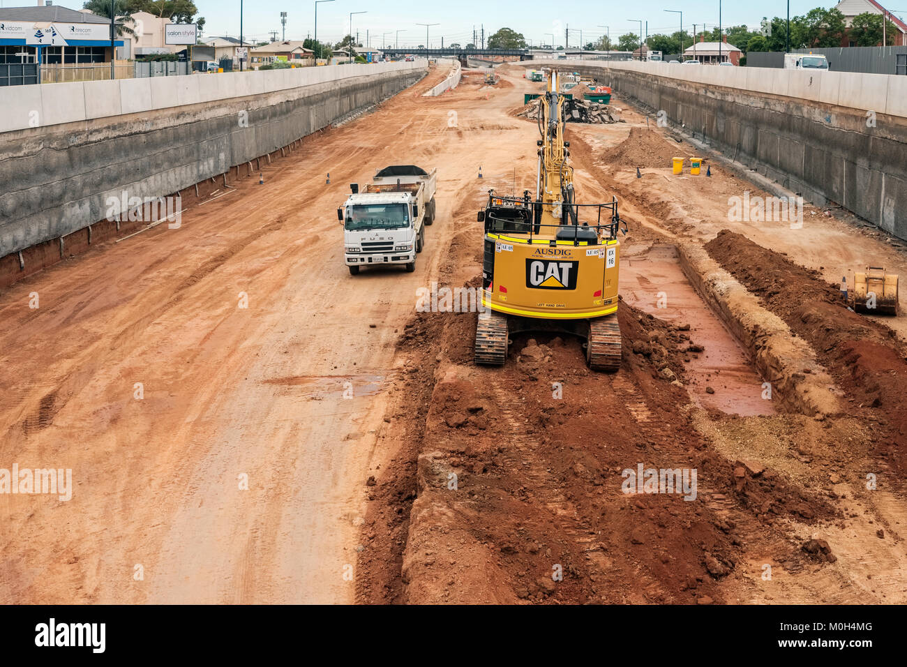 Adelaide, Australia - 10 Gennaio 2018: Strada Torrens al River Torrens progetto in costruzione vista lungo South Rd in un giorno. Di nuovo a sei lane 4km roadwa Foto Stock