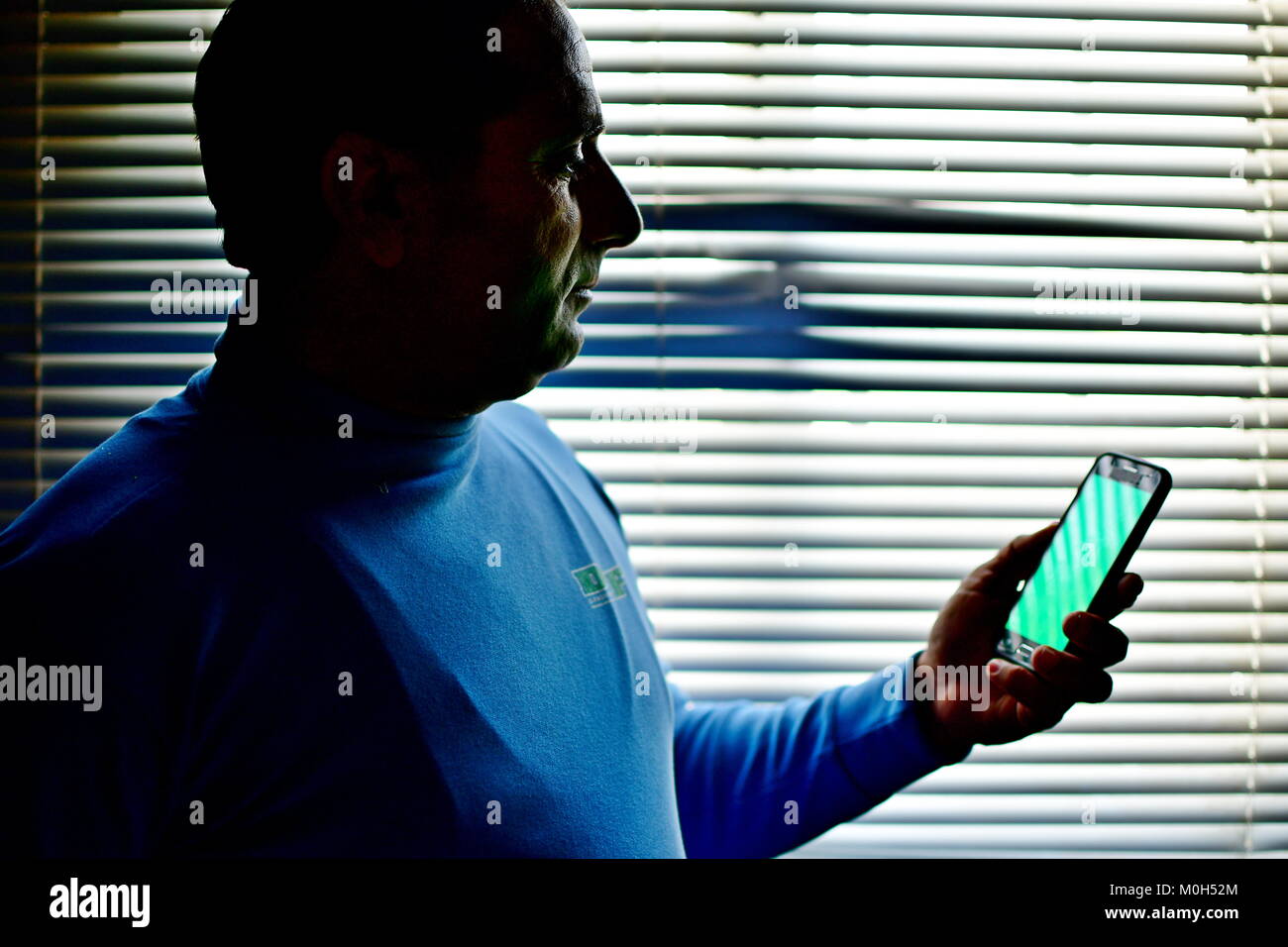 Schermo verde pronto android e uomo contro la visualizzazione finestra striato di ombra e luce Foto Stock