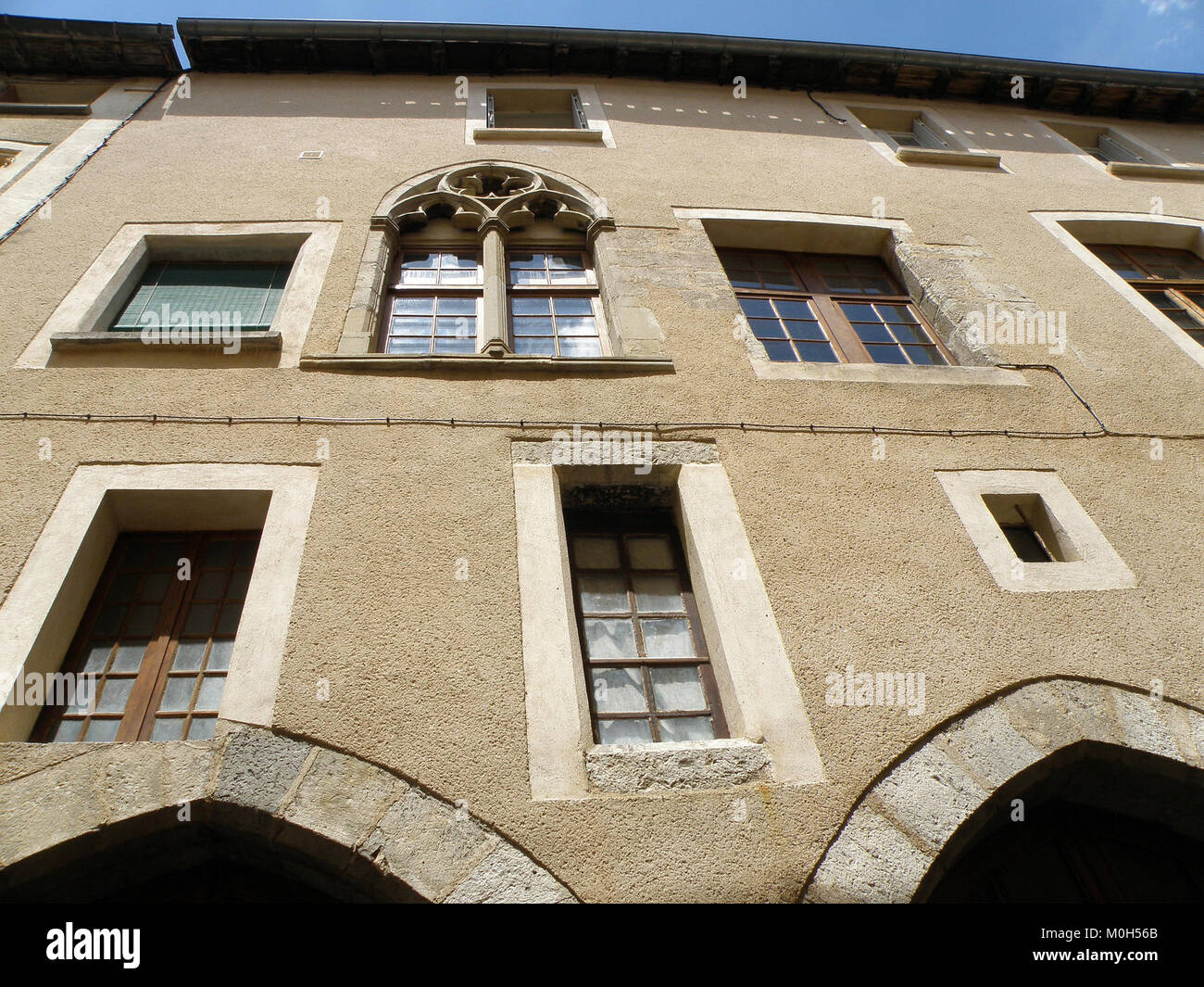 La fotografia mostra Rue de Lasti a Cahors, in Francia, che illustra lo stile architettonico e il layout urbano di questo centro storico della città. L'immagine documenta i tradizionali edifici in pietra e il design stradale tipico della regione. Foto Stock