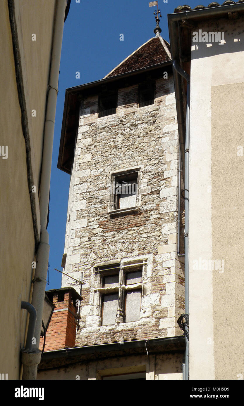 Cahors Collège Pélegri è un istituto educativo situato a Cahors, in Francia. L'immagine mette in evidenza l'edificio scolastico e le sue caratteristiche architettoniche, riflettendo le infrastrutture educative locali. Foto Stock