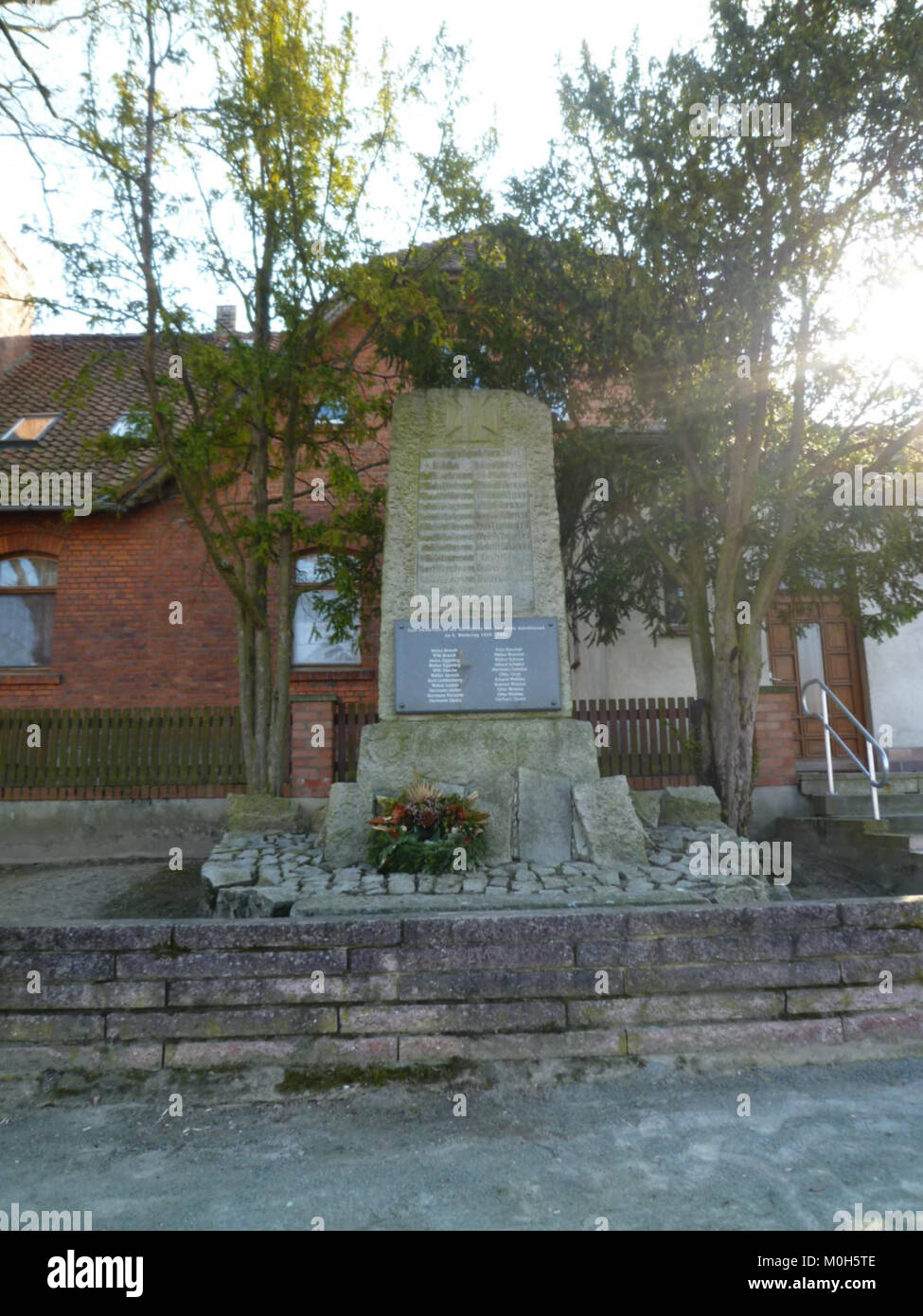 Il memoriale di guerra Calvarde-Mannhausen commemora i soldati che combatterono nella prima guerra mondiale (1914-1918) e nella seconda guerra mondiale (1939-1945). Il memoriale, documentato nel 2011, onora coloro che hanno perso la vita durante questi conflitti. Foto Stock