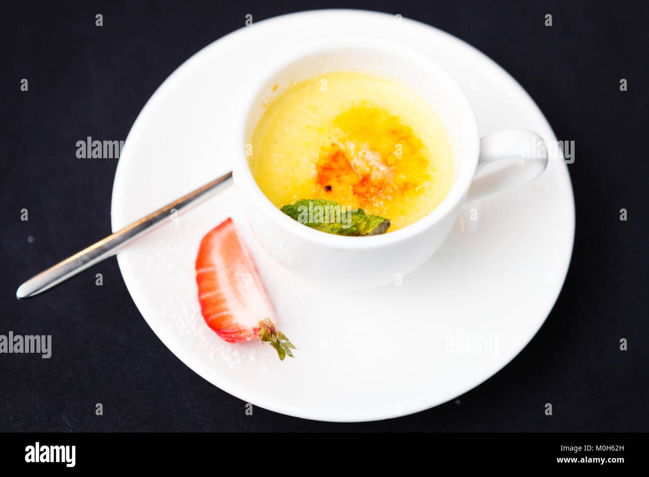 Creme brulee con fragola Foto Stock