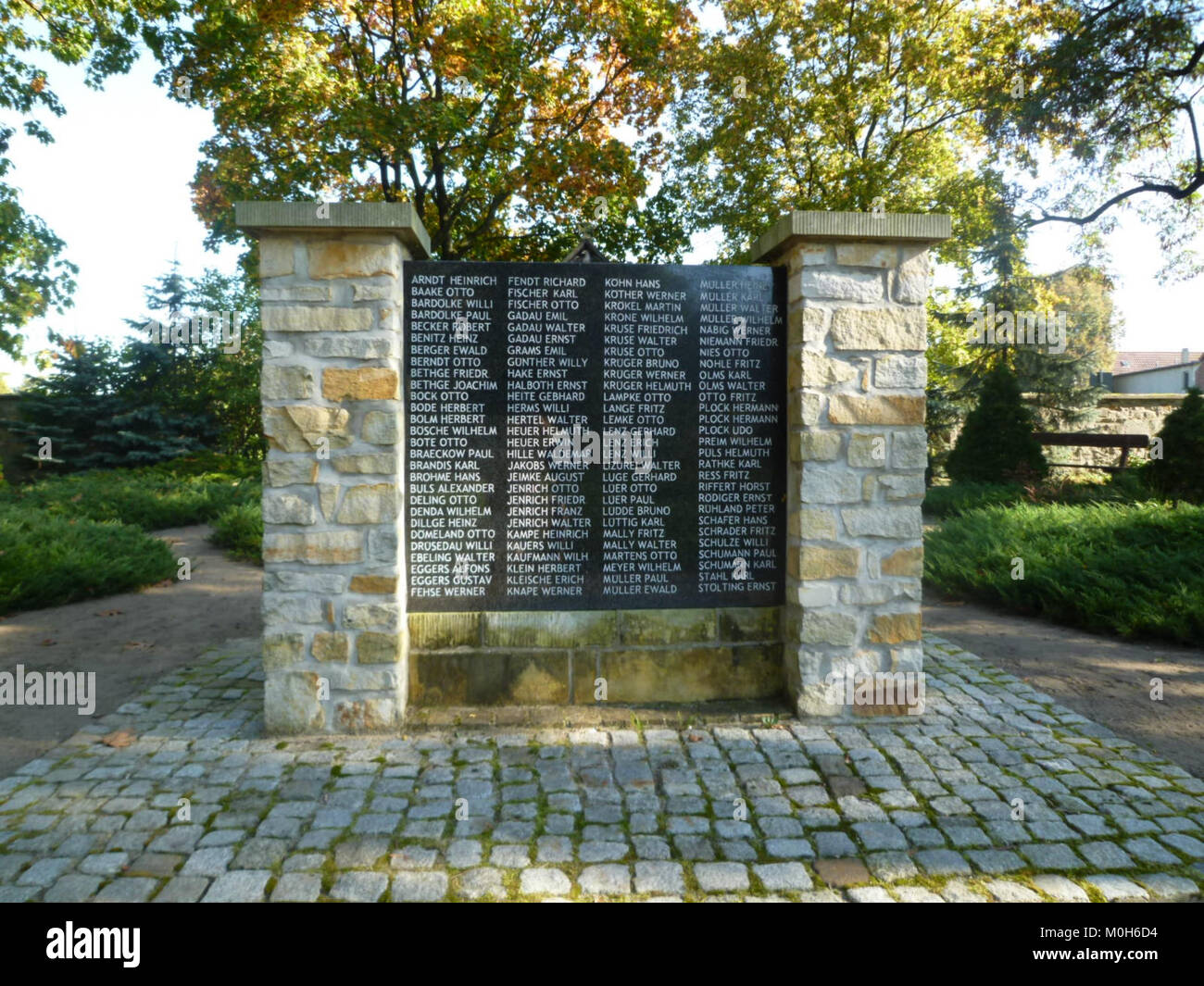 Il rovescio del Calvarde War Memorial commemora i soldati che hanno prestato servizio nella seconda guerra mondiale, riconoscendo i loro sacrifici. Il monumento si erge come simbolo locale di memoria e riflessione storica. Foto Stock