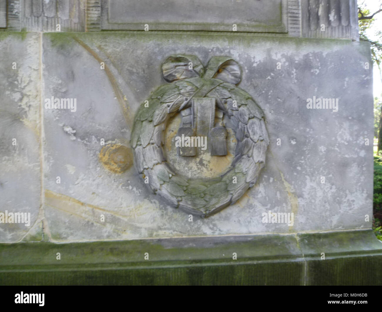 Un'immagine dettagliata di un memoriale di guerra nel cimitero di Calvárder, dedicato ai soldati della prima guerra mondiale, che mette in evidenza gli sforzi commemorativi storici in Germania. Foto Stock