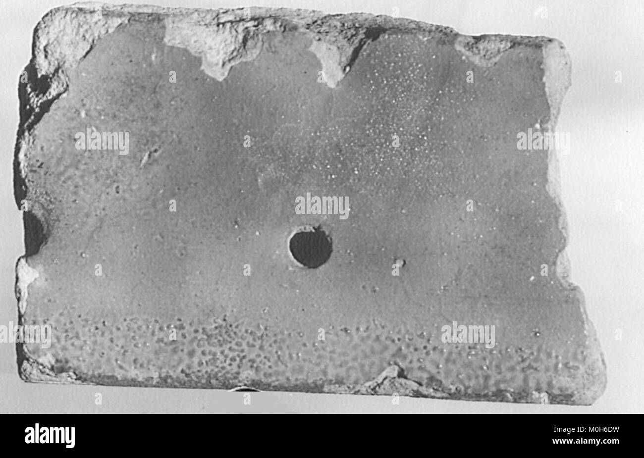 I mattoni smaltati del Metropolitan Museum of Art (numero oggetto: MET chr50.19.18) sono un manufatto che mostra antiche tecniche di lavorazione dei mattoni. L'oggetto fa parte della collezione del museo, che riflette l'artigianato storico. Foto Stock