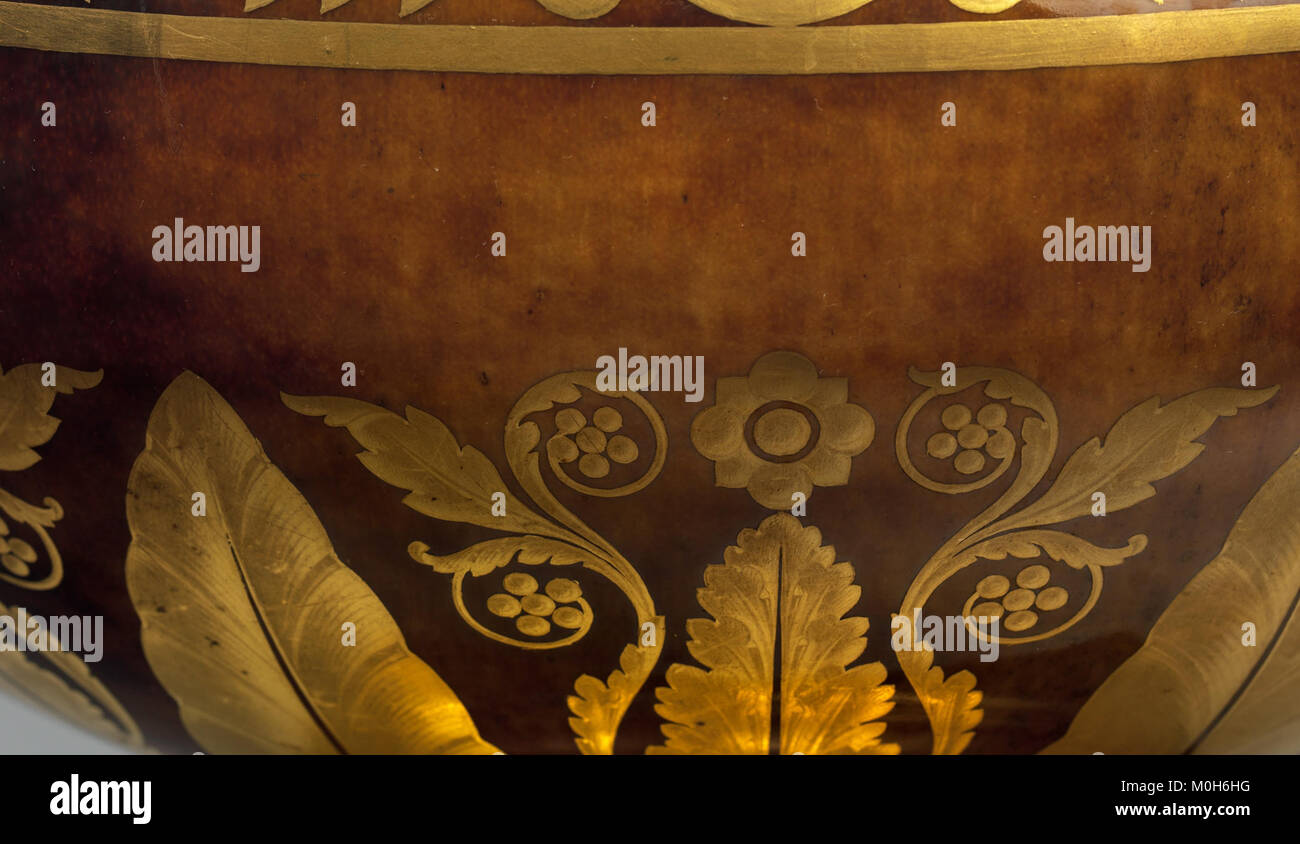 Un vaso mediceo di porcellana raffigurante una scena dipinta dell'Château de Saint-Cloud in Francia. Il vaso, uno di una coppia, esemplifica le arti decorative del XIX secolo combinando forma classica con immagini paesaggistiche. Foto Stock