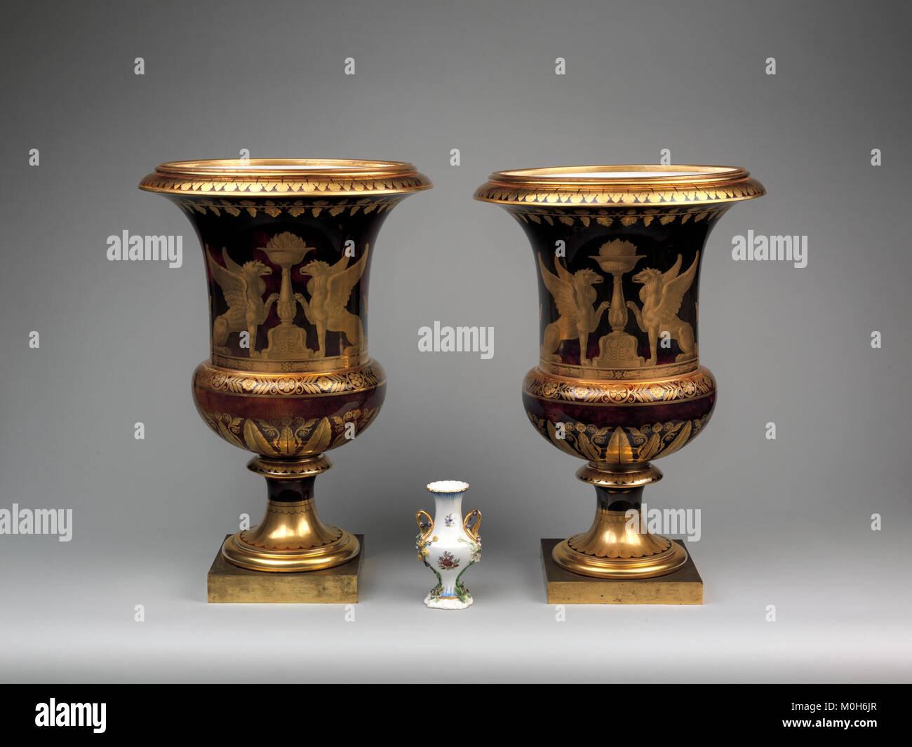 Vaso mediceo neoclassico che mostra una scena dipinta del château a Saint-Cloud, Francia, enfatizzando il raffinato lavoro in ceramica e la rappresentazione artistica del paesaggio. Foto Stock