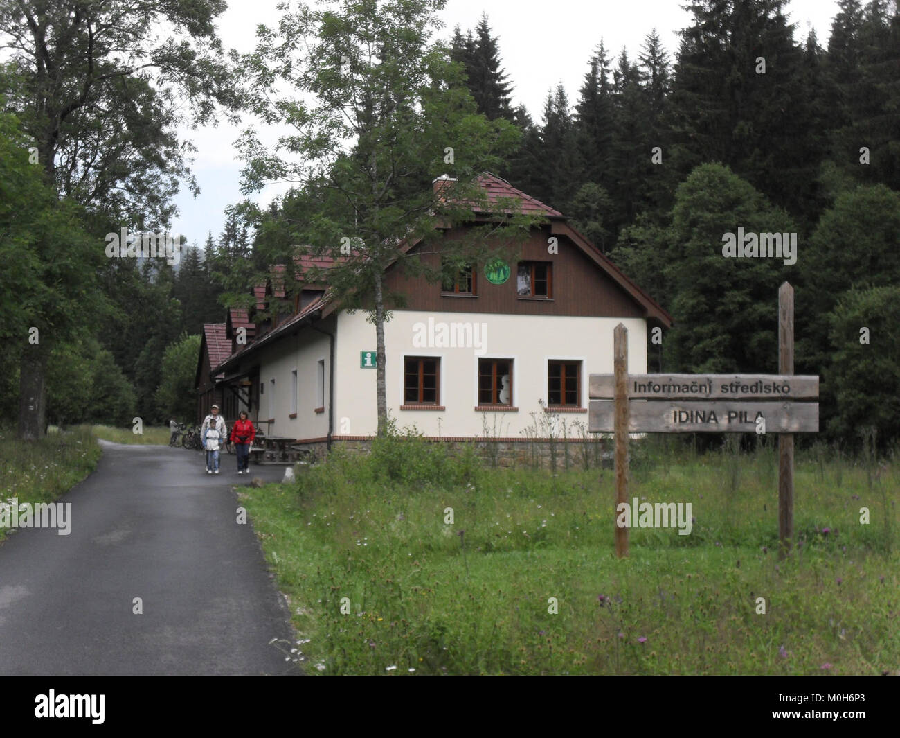 Fotografia di Boudín, il centro informazioni di Idina Pila, che mostra l'architettura dell'edificio e la funzione amministrativa locale. Foto Stock