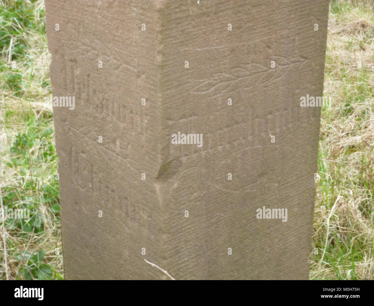 Monumento storico e segnaletica stradale situato tra Mannhausen e Wegenstedt, in Germania, che segna un primo esempio di infrastruttura regionale per la ricerca di strade. Foto Stock
