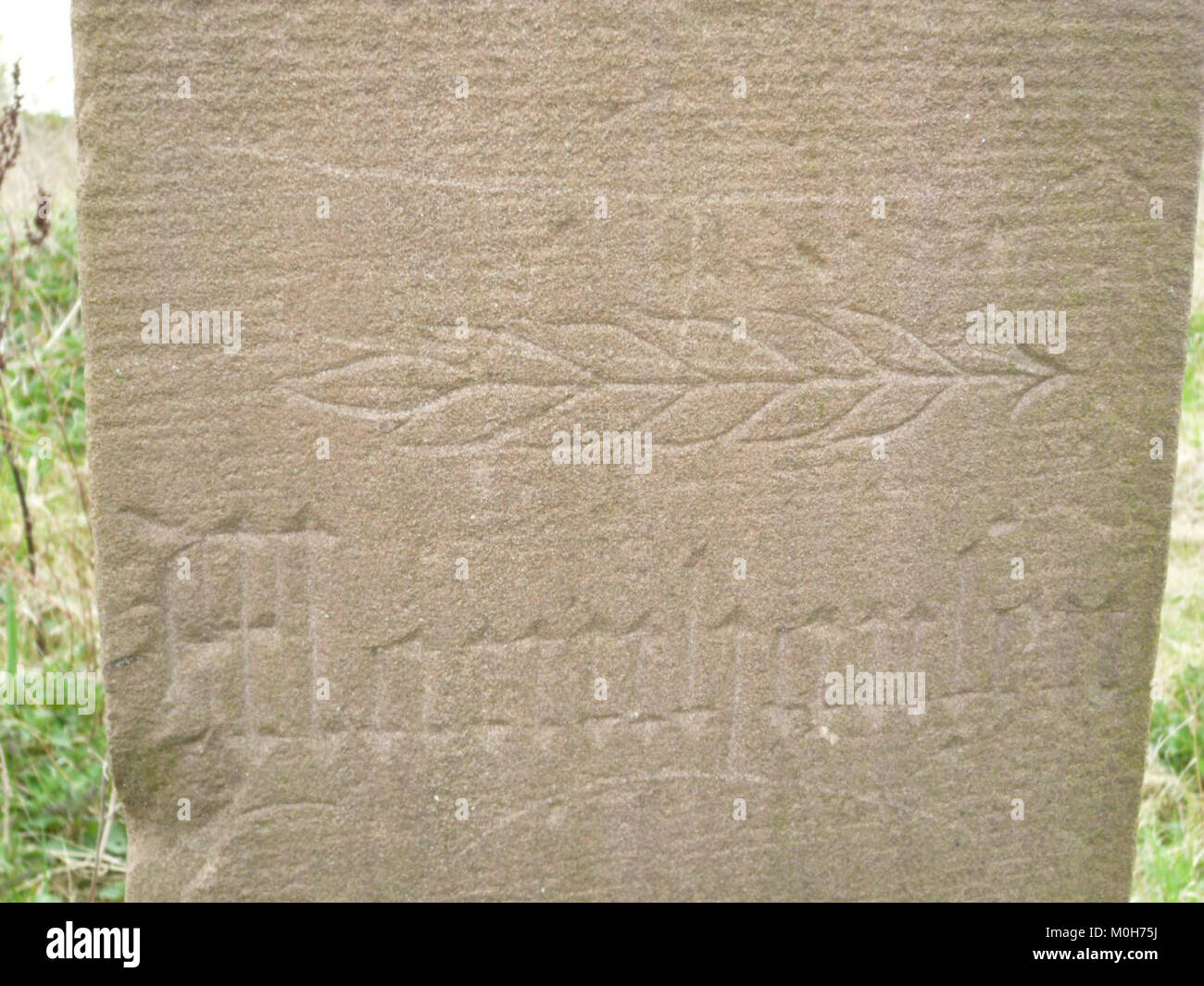 Una fotografia del monumento al traffico e un cartello direzionale tra Mannhausen e Wegenstedt, Calvörde, Germania, che mostra le infrastrutture stradali e i dettagli della segnaletica. Foto Stock