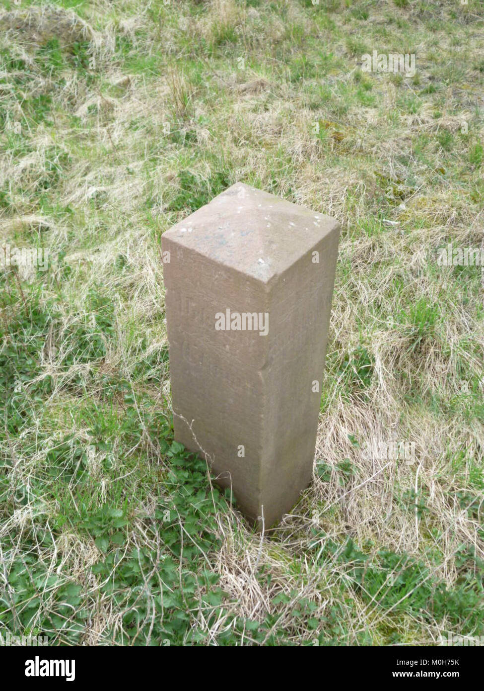 Una fotografia del memoriale del traffico e della guida situata tra Mannhausen e Wegenstedt, Germania. Il monumento commemora la storia dei trasporti e funge da punto di riferimento per la navigazione locale. Foto Stock