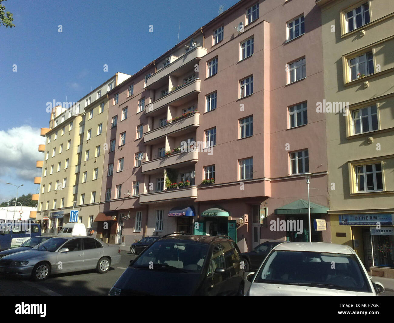 Una fila di Bytovky (cottage dei lavoratori) vicino a un Gymnasium (scuola superiore), che illustra l'architettura residenziale e gli spazi della comunità nella Repubblica Ceca. Foto Stock
