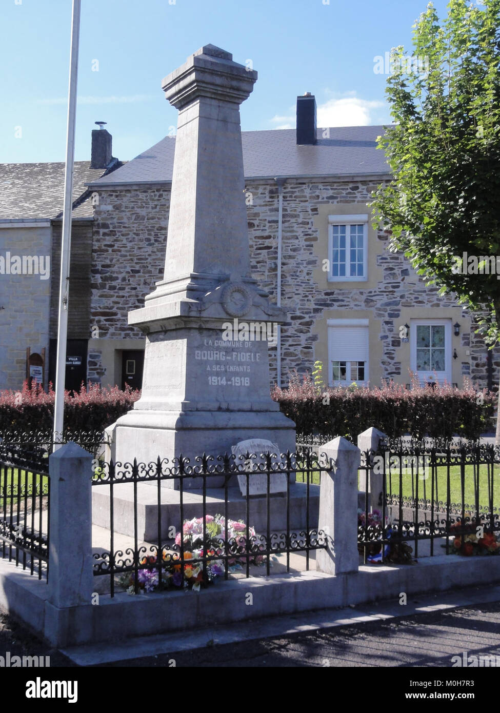 Il Monument aux Morts di Bourg-Fidèle, Ardenne, è un monumento commemorativo ai caduti della regione durante le guerre. Foto Stock