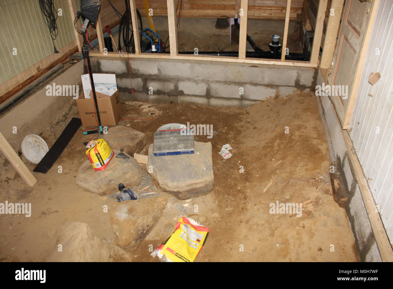 Questa immagine raffigura un muro costruito con lecablocks, un tipo di blocco di aggregato di argilla espansa leggera. I lecablock sono utilizzati nella costruzione moderna per la loro resistenza, isolamento termico e proprietà a basso consumo energetico. Foto Stock