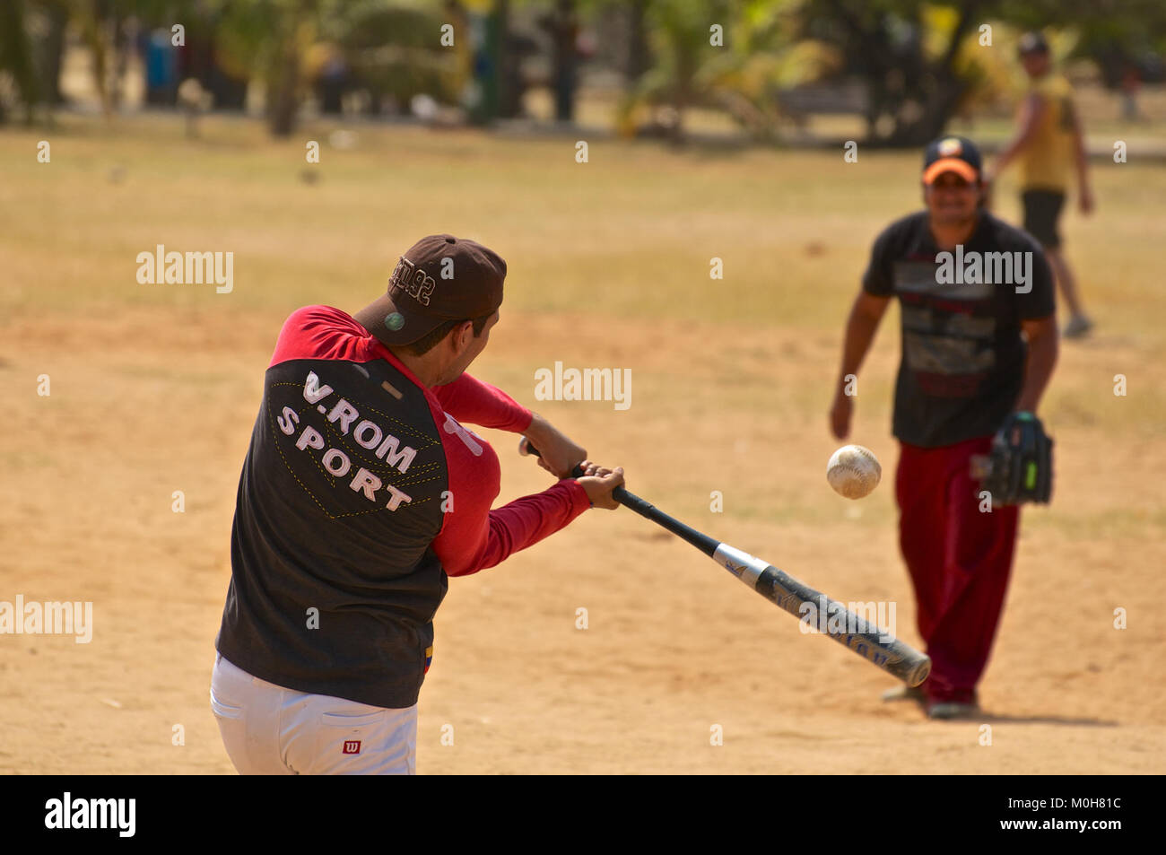 Vista di una partita di baseball durante il gioco che mostra il campo, i giocatori e l'azione durante il gioco. Foto Stock