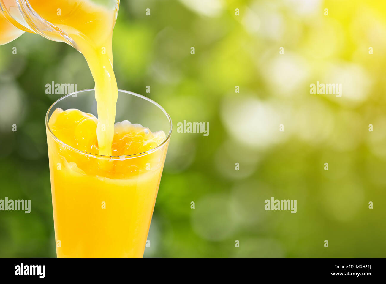 Versare il succo di arancia Foto Stock