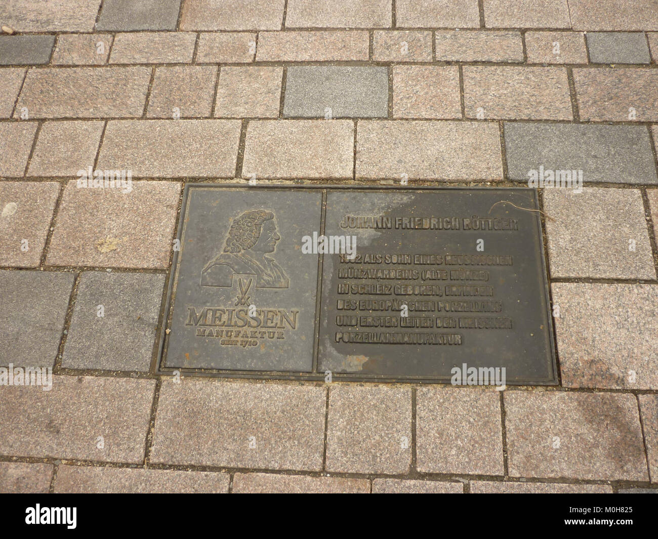 Questa lastra di ghisa sul Neumarkt a Schleiz commemora Johann Friedrich Böttger, l'inventore della porcellana europea. Installato nel marzo 2013, segna il luogo in cui Böttger lavorò all'inizio del XVIII secolo. Foto Stock