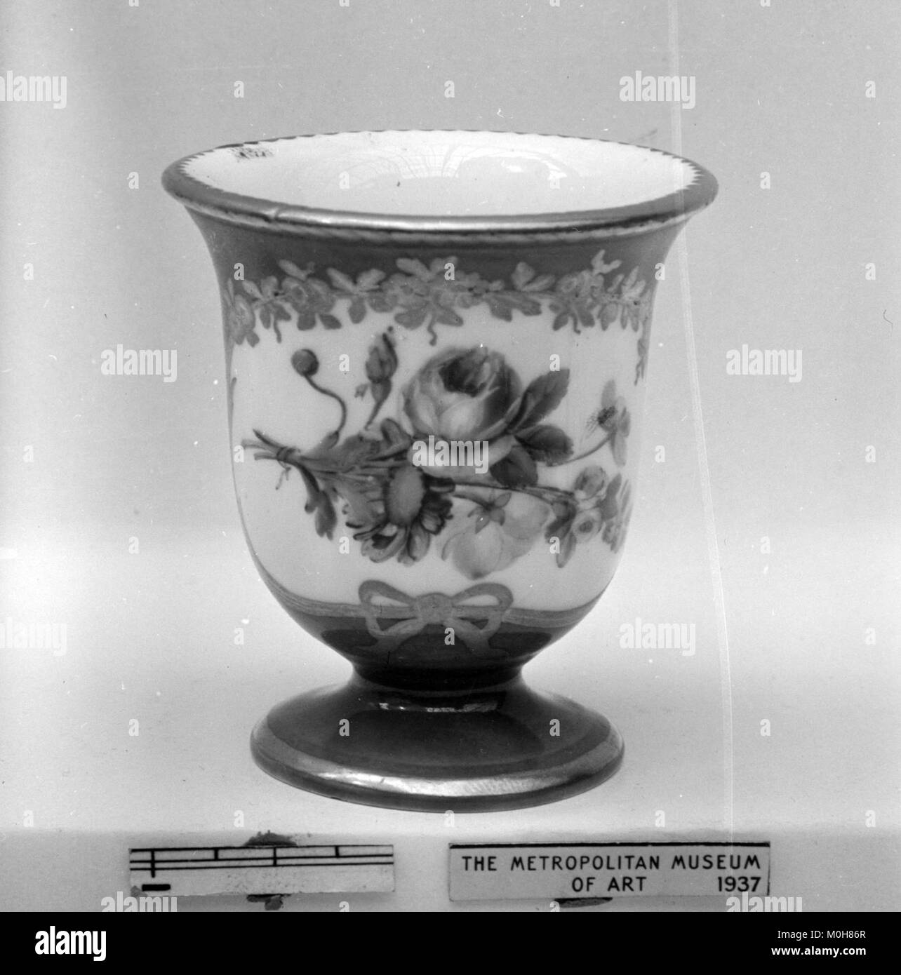 Questo oggetto è una coppa di gelato, parte di un servizio di 31 pezzi nella collezione Metropolitan Museum of Art, catalogata come MET 110659. Si tratta di un elemento decorativo per il servizio da tavola utilizzato per servire dessert surgelati. Foto Stock