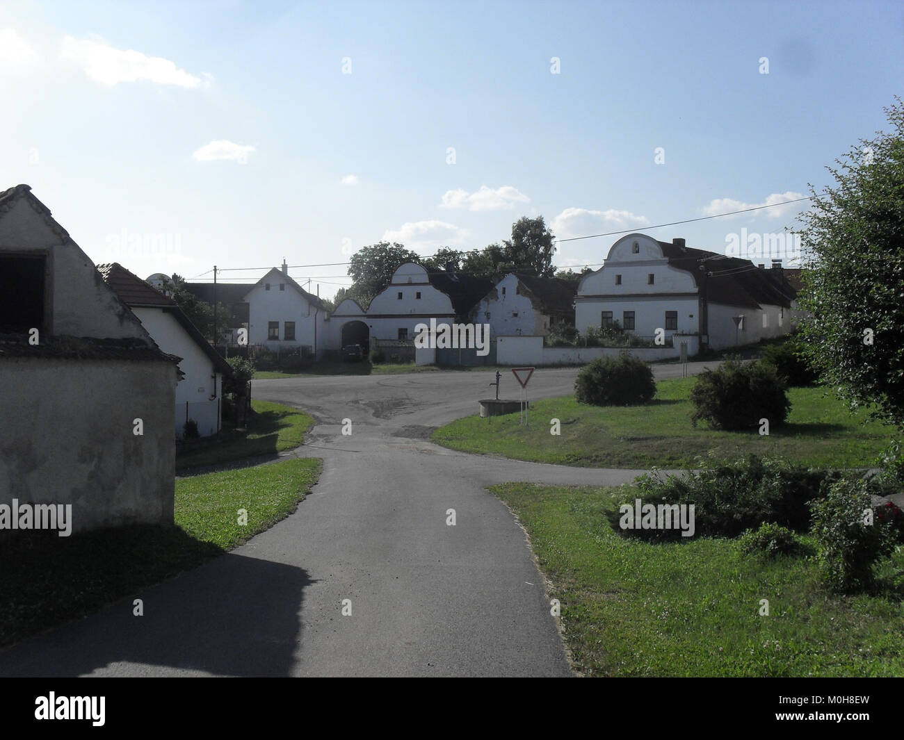 Brezany, un villaggio di Klatovsko, Repubblica Ceca, è caratterizzato da edifici storici, paesaggi rurali e patrimonio culturale locale, che riflettono l'architettura regionale e i modelli di insediamento. Foto Stock