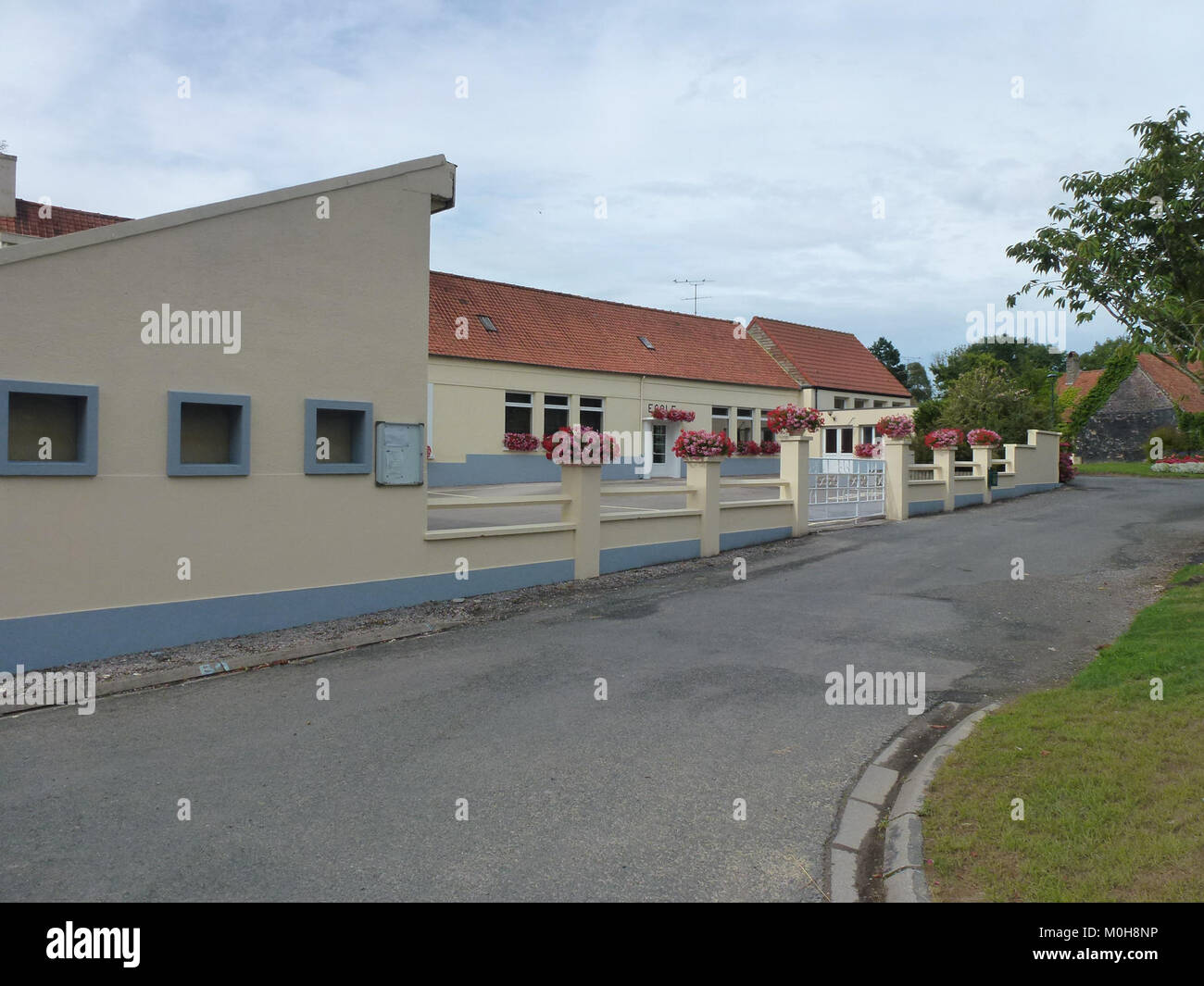 Questa fotografia mostra l'edificio della scuola elementare di campagne-lès-Guines, Pas-de-Calais, Francia, che illustra l'istituto scolastico della città e il suo ruolo nella vita della comunità locale. Foto Stock