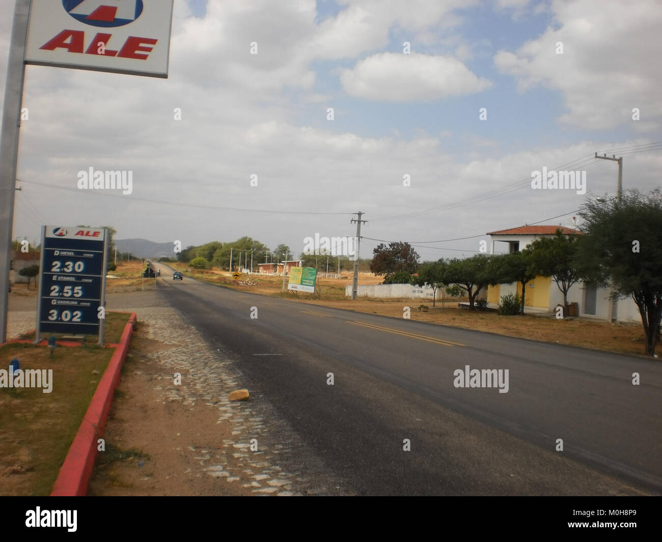 *BR-226* è un'autostrada federale brasiliana che collega Jandús alla RN (Rio grande do Norte). Questa strada funge da importante strada di trasporto, facilitando i viaggi e il commercio nel nord-est del Brasile. Foto Stock