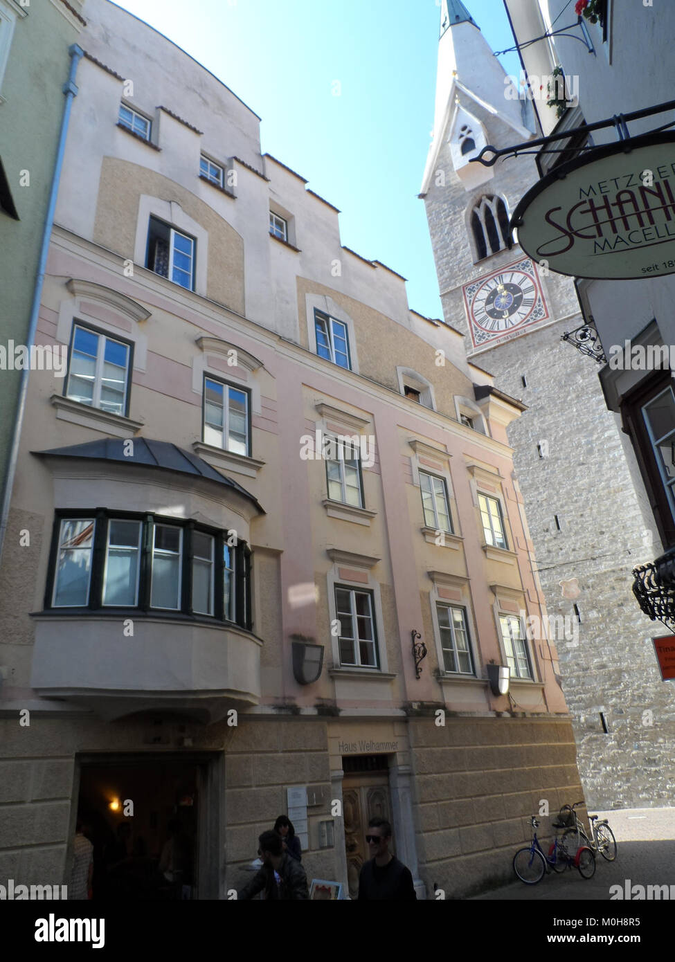 Adlerbrückengasse a Bressanone, alto Adige, Italia, è una strada all'interno del centro storico conosciuta per il suo patrimonio architettonico e culturale. Foto Stock
