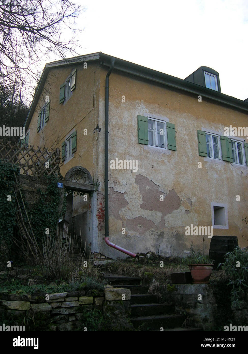 L'edificio di Burgstraße 9 nella città di Eichstätt, in Germania, è una struttura urbana storica con una facciata tipica dell'architettura bavarese, caratterizzata da intonaci decorativi e muratura a più piani del XIX secolo. Foto Stock