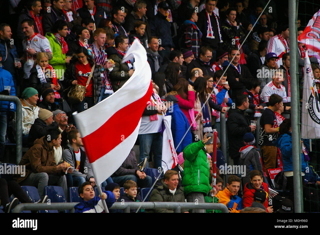 Una partita di calcio tra il Red Bull Salzburg e il SV Grödig nella Bundesliga austriaca, mostrando i giocatori in azione durante una partita di campionato professionistico. Foto Stock