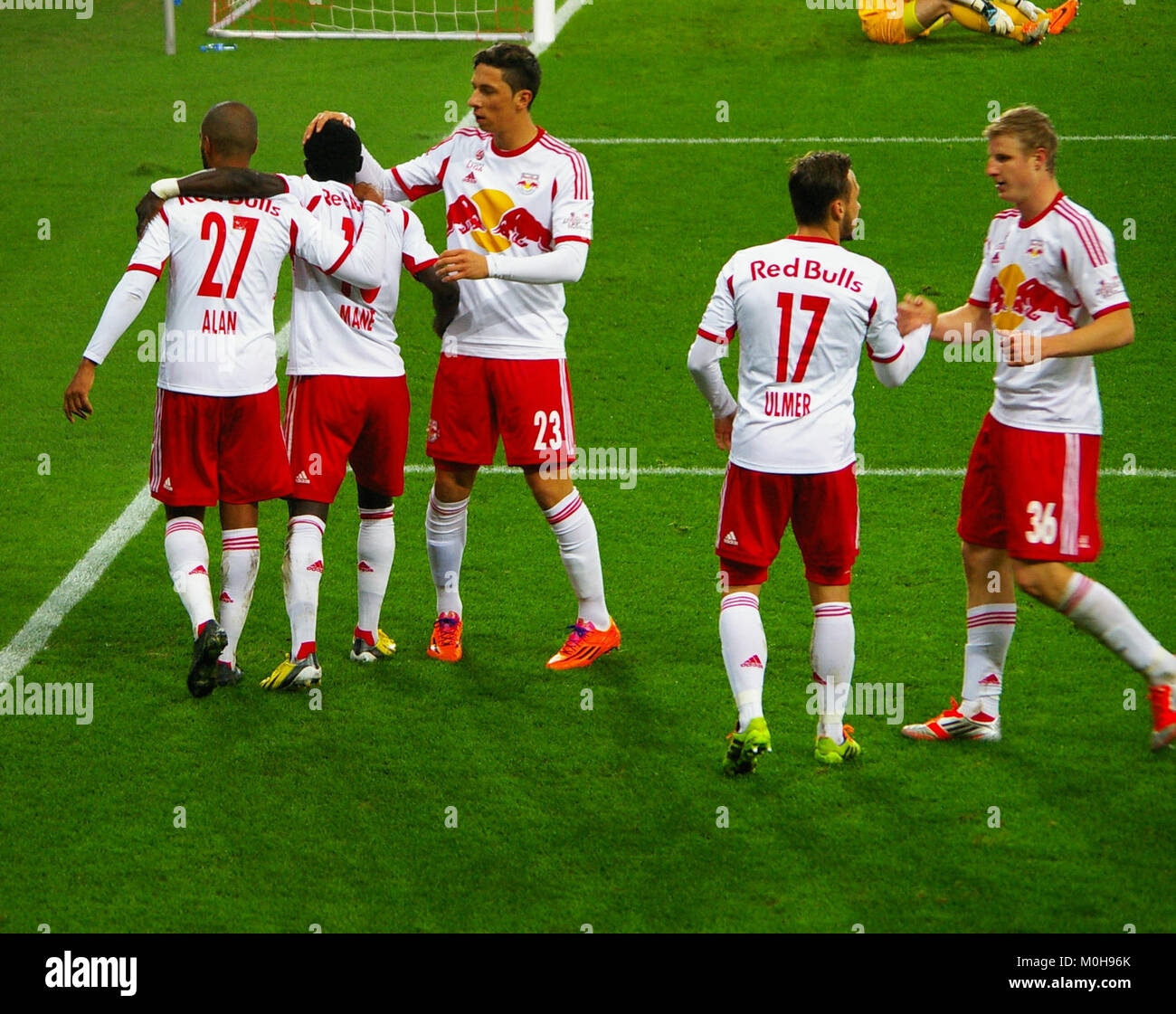 Una partita competitiva tra il Red Bull Salzburg e il SV Grödig nella Bundesliga austriaca ha caratterizzato un gioco dinamico, tentativi di segnare gol e coinvolgimento della folla, illustrando l'ambiente calcistico professionistico in Austria. Foto Stock