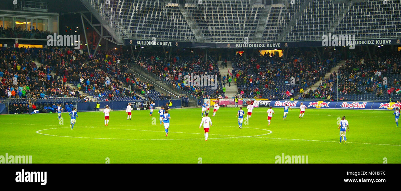 Si riferisce a un’altra partita tra FC Red Bull Salzburg e SV Grödig nella Bundesliga austriaca, identificata con il numero di riferimento “19”. Foto Stock