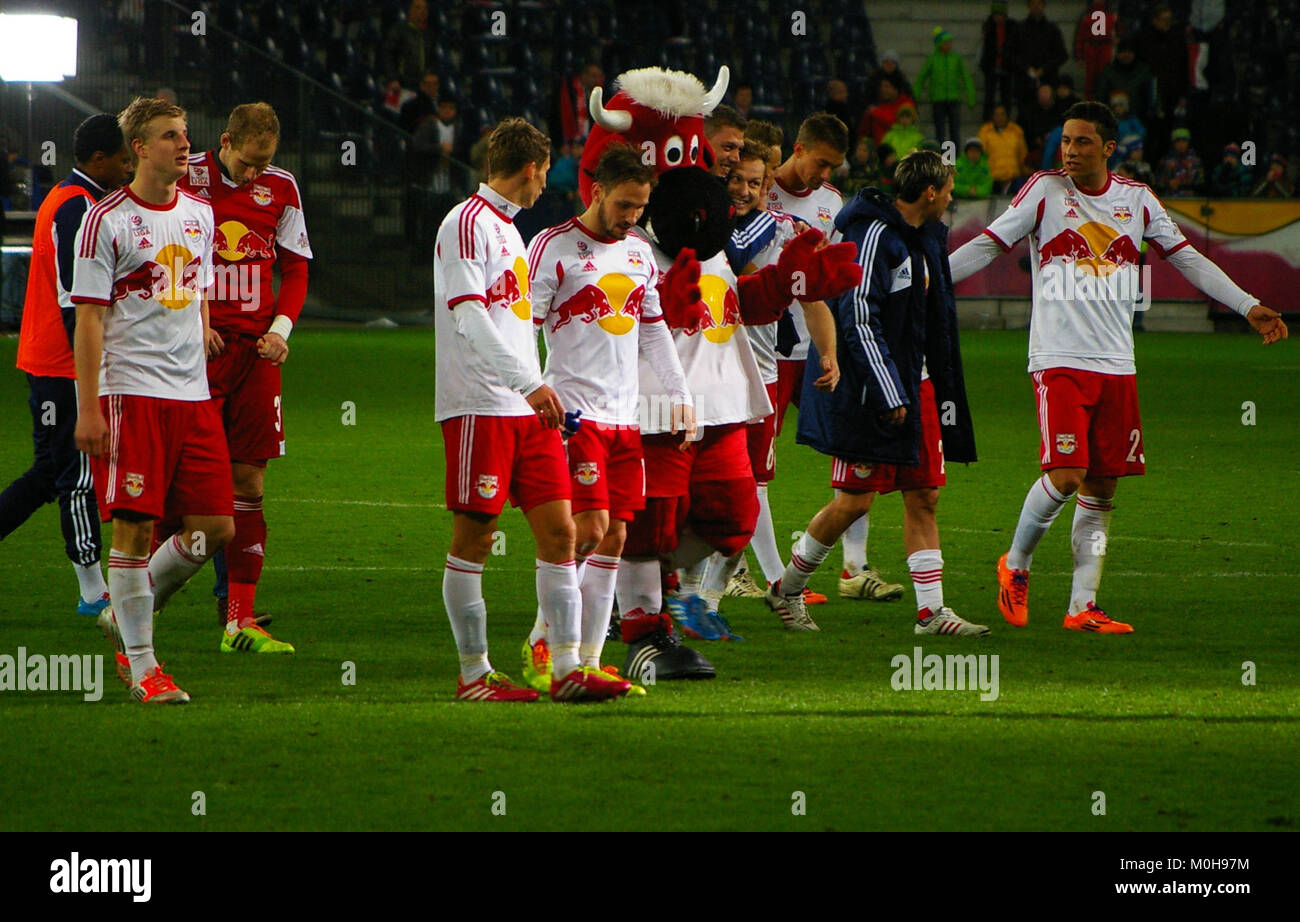 Una partita di calcio della Bundesliga tra il Salzburg e il SV Grödig, che mostra i giocatori in competizione durante una partita di campionato austriaco. Foto Stock
