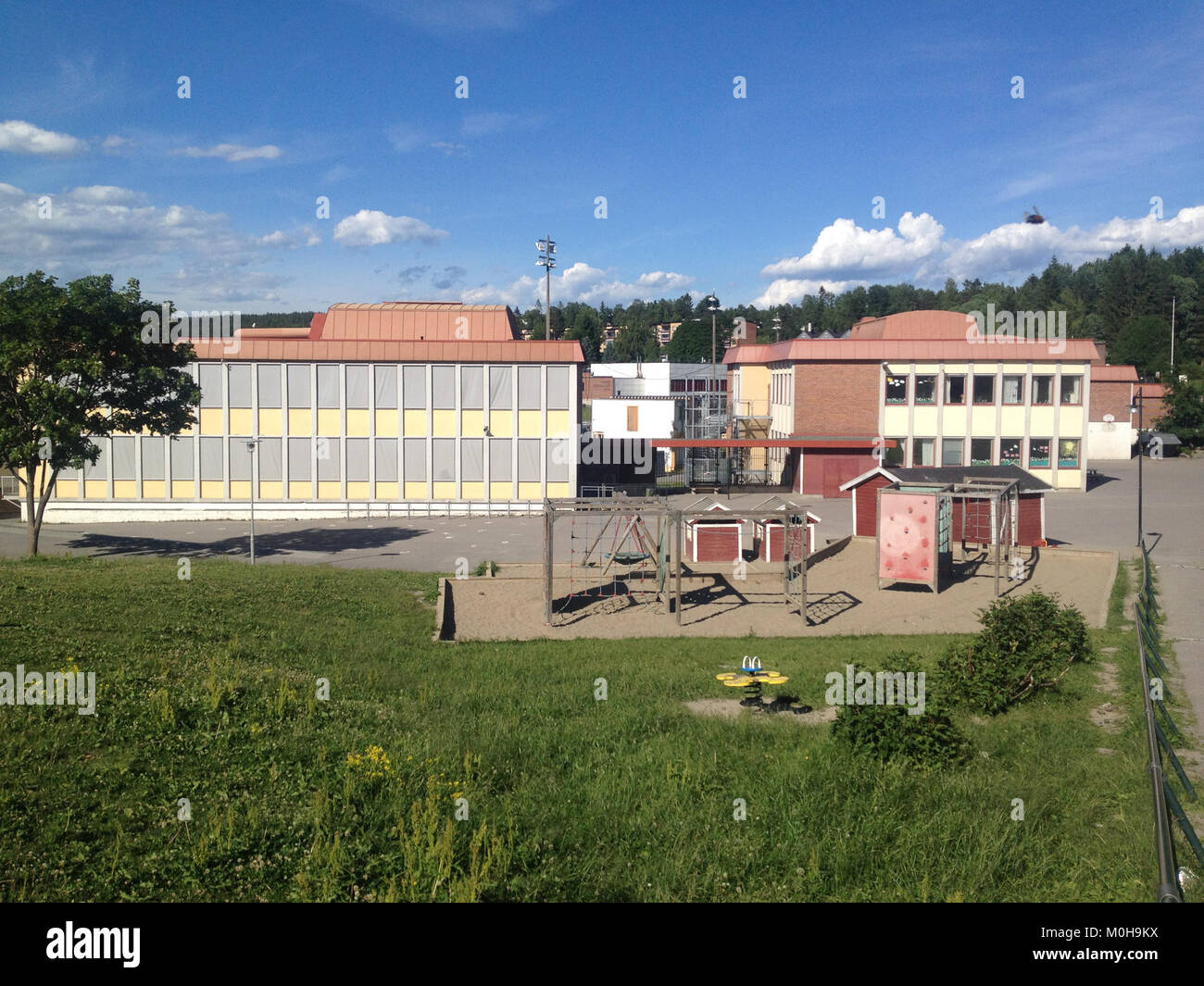 La scuola Bøler di Oslo, Norvegia, fotografata nel giugno 2014, raffigura l'ambiente esterno e scolastico dell'istituto educativo. Foto Stock