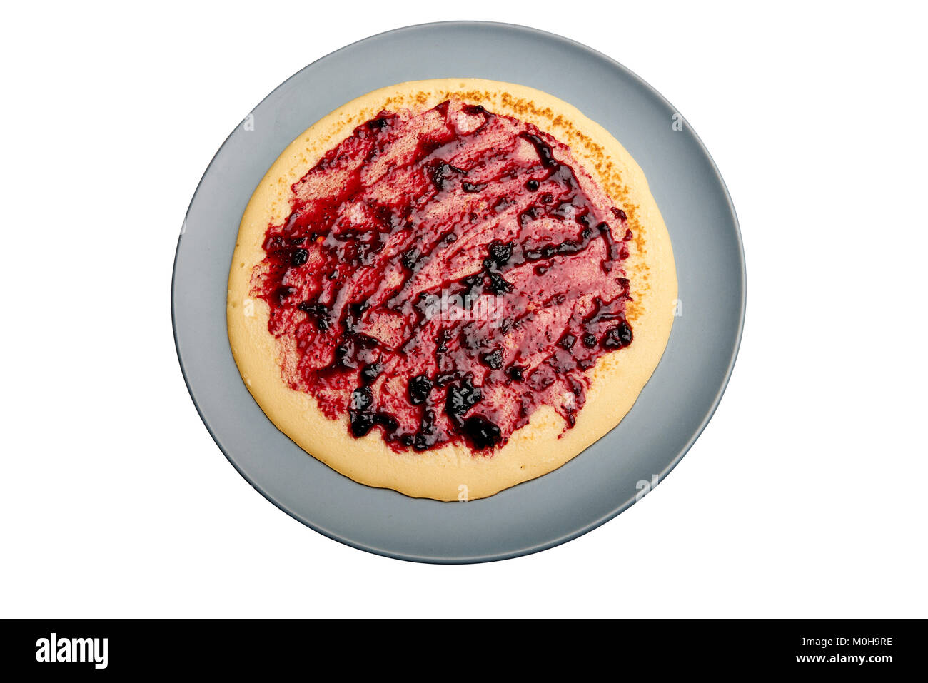 Pancake sulla piastra blu con frutti rossi jam isolato su bianco. Tracciato di ritaglio Foto Stock