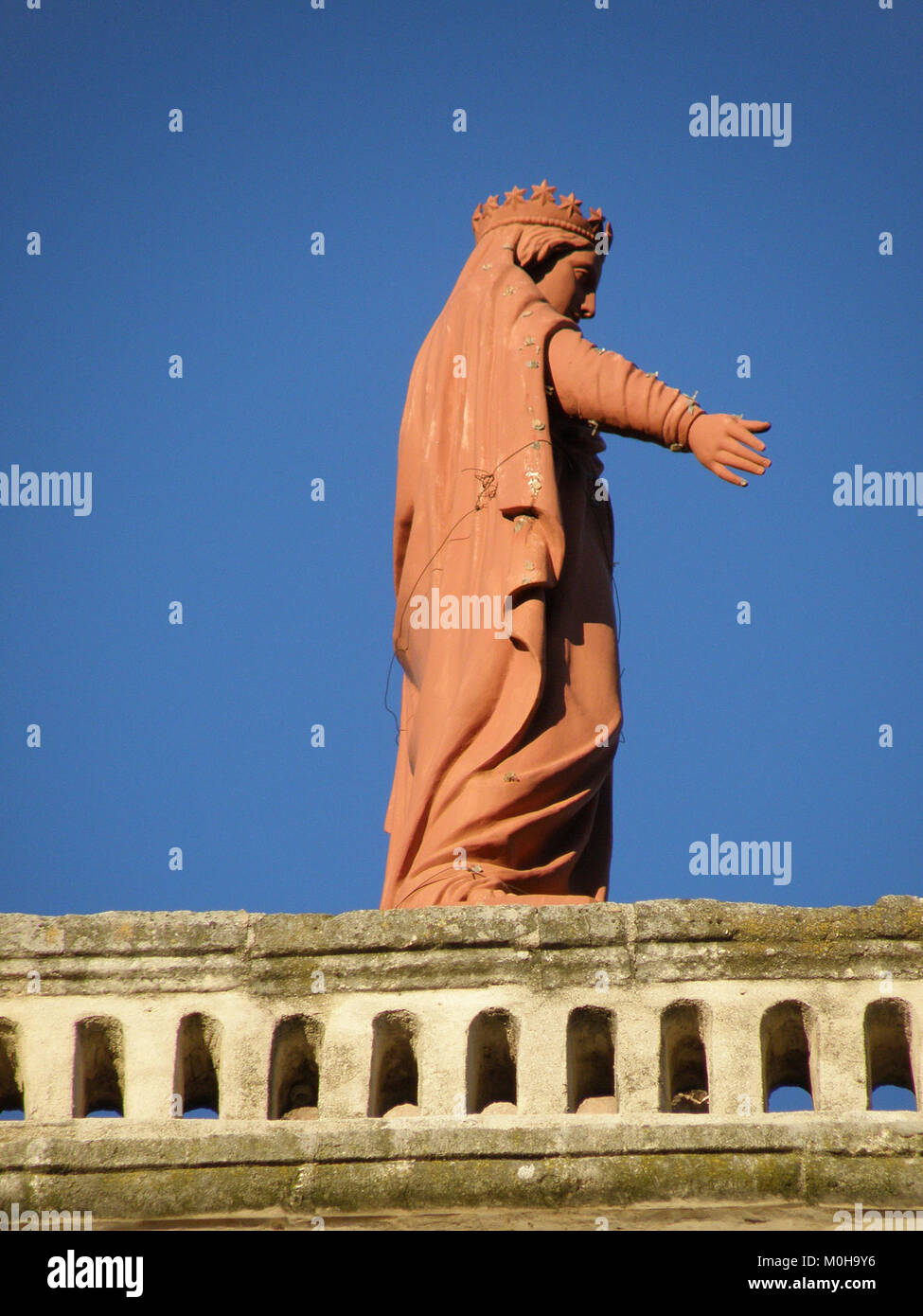 Église Notre-Dame-de-Nazareth a Buis-les-Baronnies, in Francia, una chiesa storica caratterizzata dalla tradizionale architettura ecclesiastica con navata, torre e altare. Foto Stock