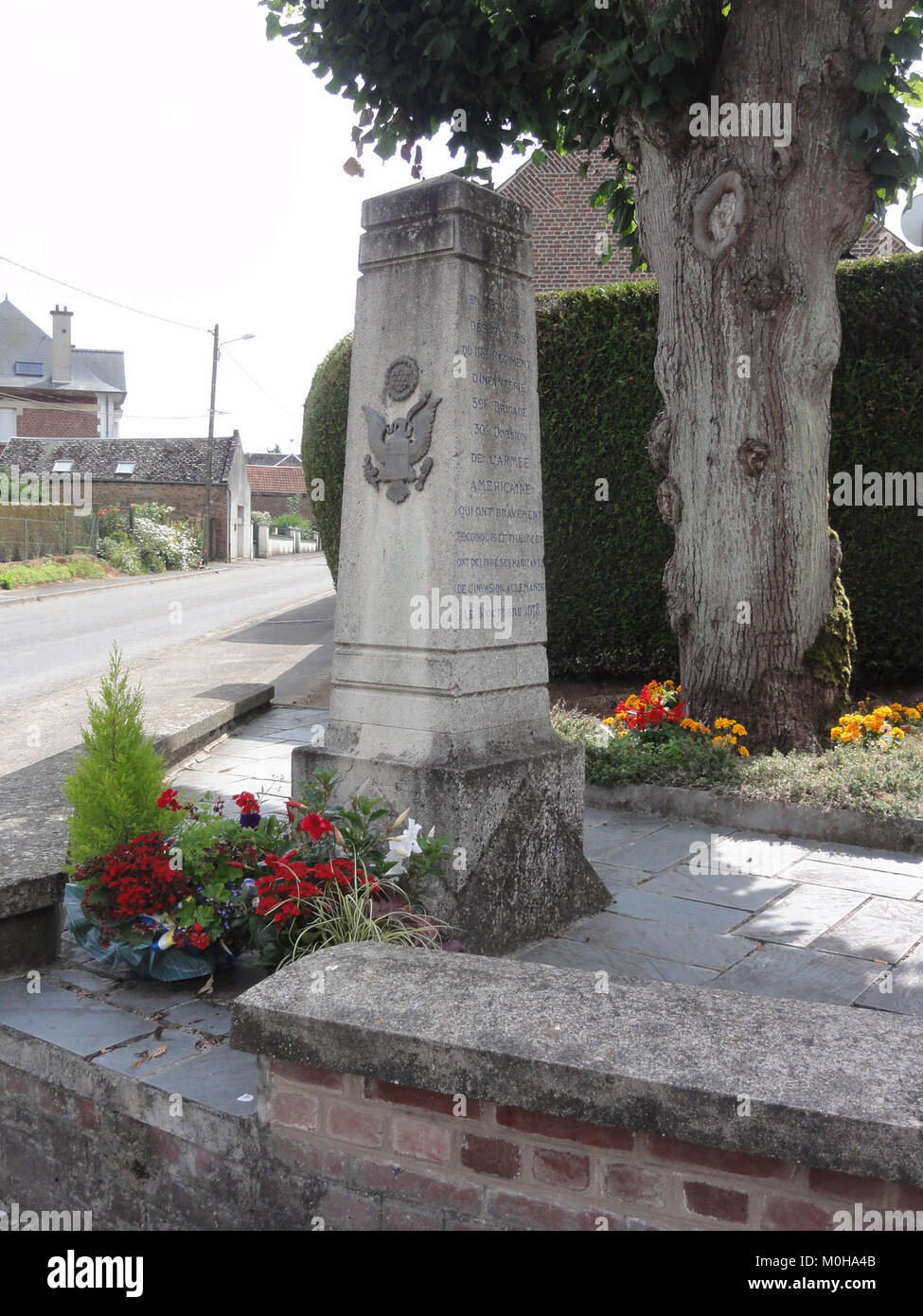 Il memoriale di guerra a Brancourt-le-Grand, Aisne, in Francia, commemora i soldati morti nella prima guerra mondiale, riflettendo il ruolo del villaggio nel conflitto e la sua dedizione alla memoria. Foto Stock