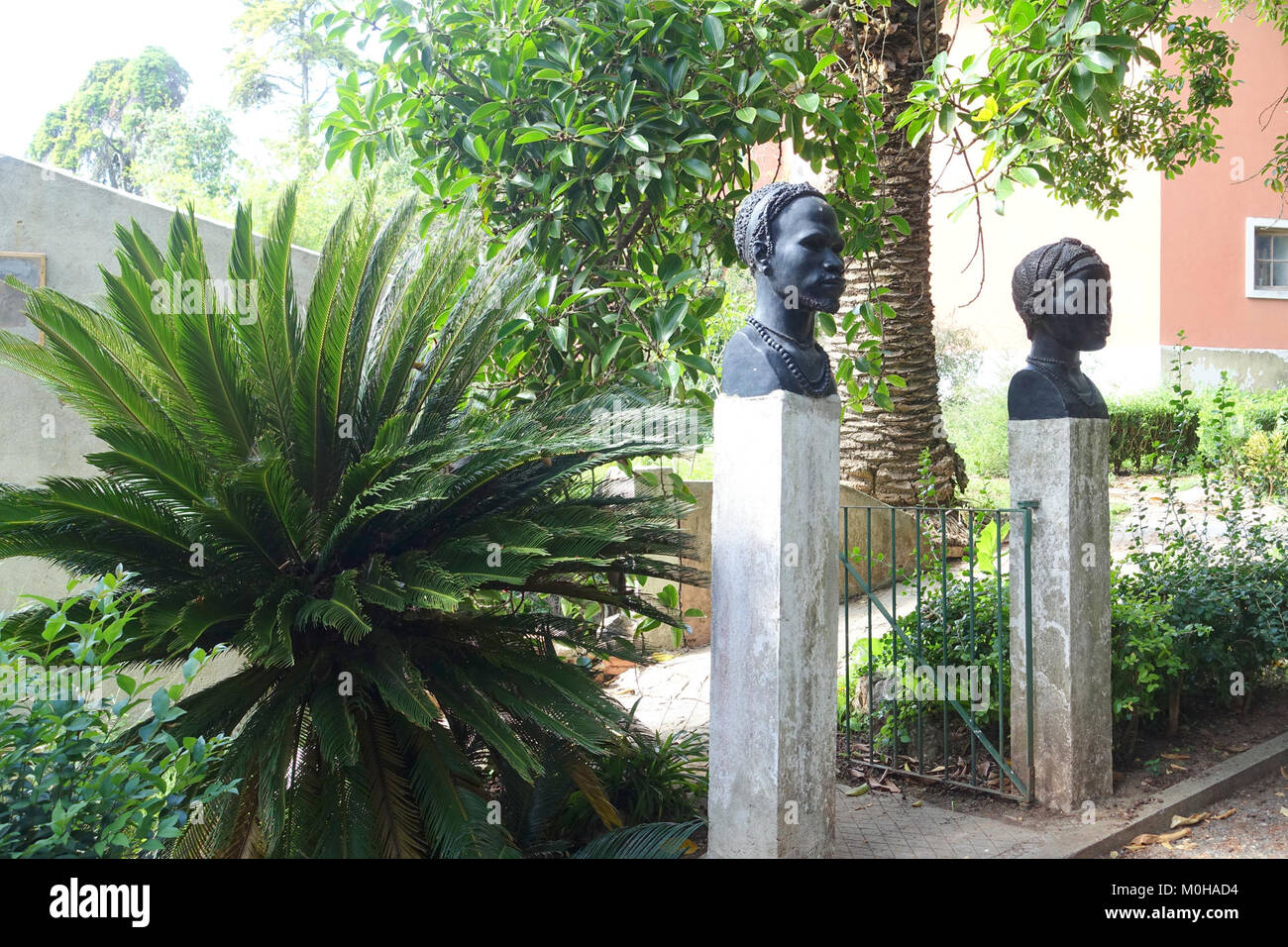 Busti di Manuel de Oliveira, dal Exposição do Mundo Português (1940 mostra del mondo portoghese) - Jardim Botânico tropicale - Lisbona, Portogallo - DSC06561 Foto Stock