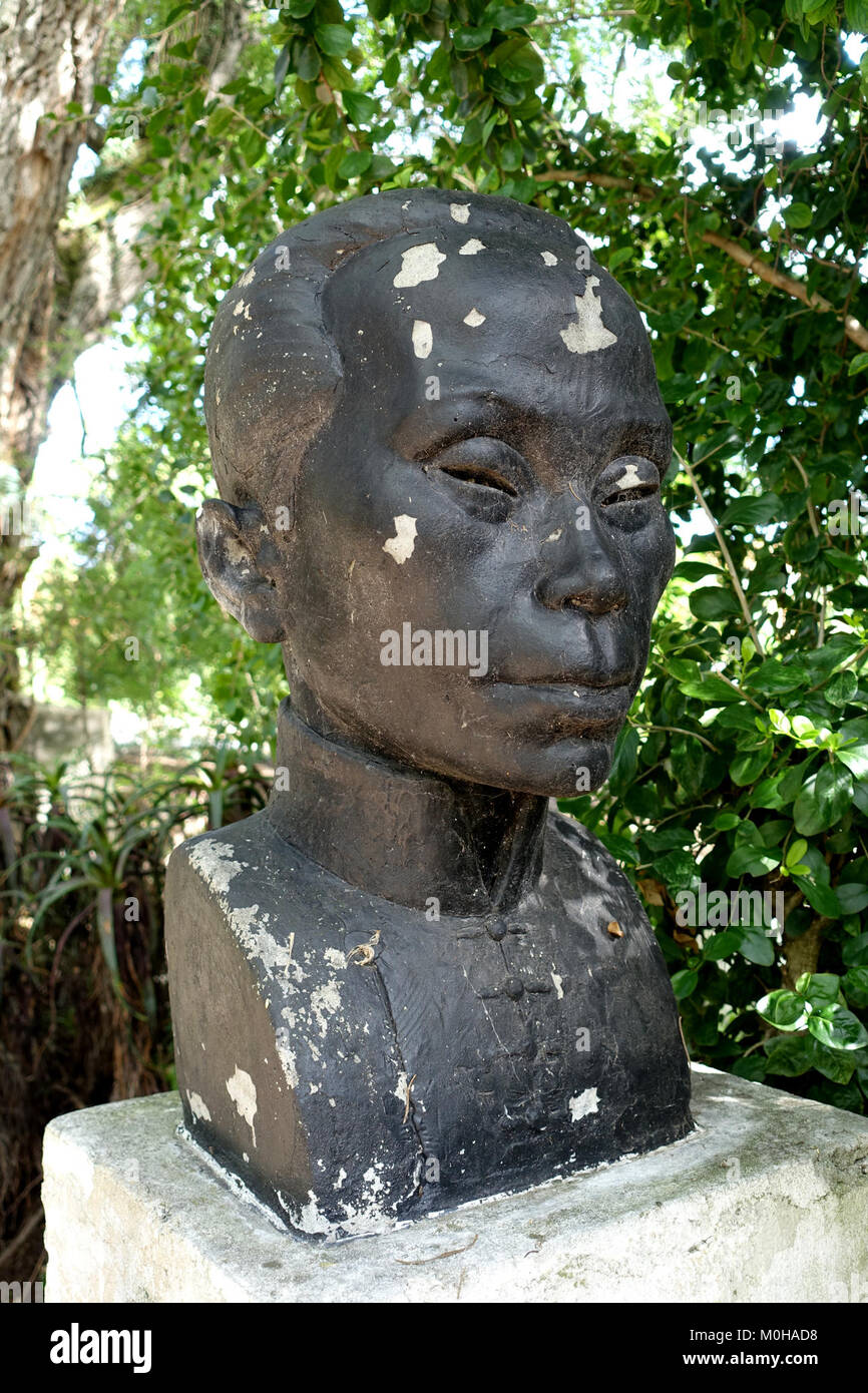 Busto di Manuel de Oliveira, dal Exposição do Mundo Português (1940 mostra del mondo portoghese) - Jardim Botânico tropicale - Lisbona, Portogallo - DSC06582 Foto Stock