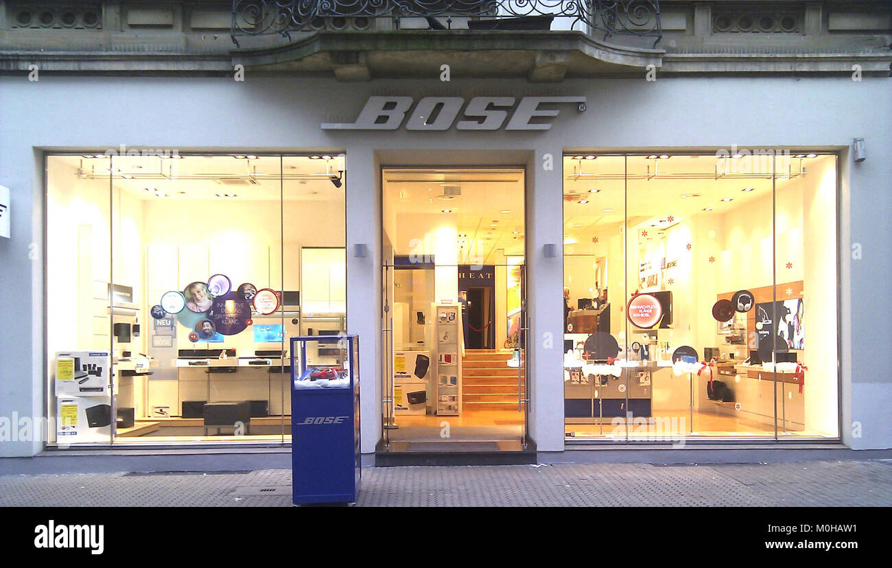 Il Bose Experience Center di Mannheim, Germania, è una struttura di vendita al dettaglio e dimostrativa che mette in mostra la tecnologia audio e i sistemi audio Bose per il coinvolgimento dei consumatori. Foto Stock
